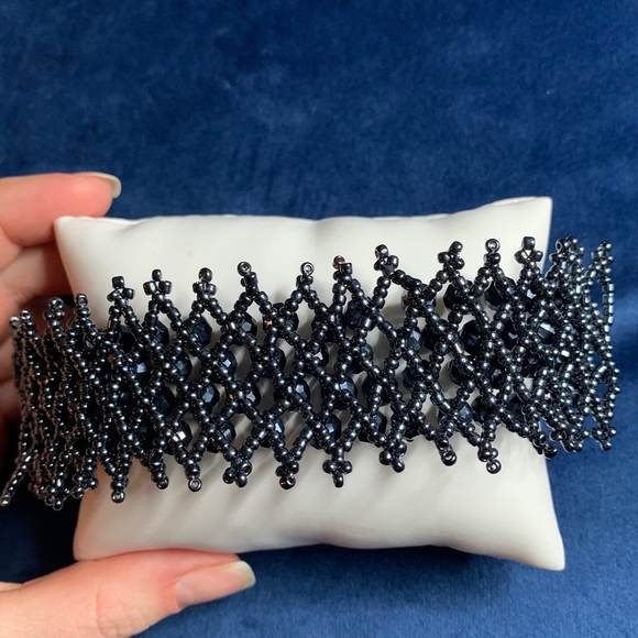 Shiny dark gray/metallic look beads bracelet. - Picture 6 of 8